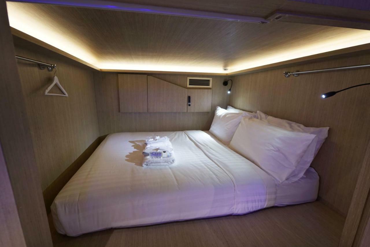 Queen Capsule Mixed Room