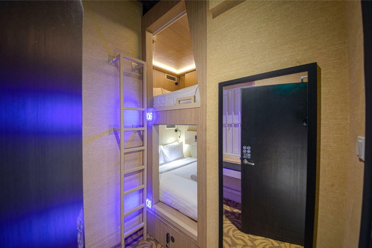 Private Room 4 Queen Capsules